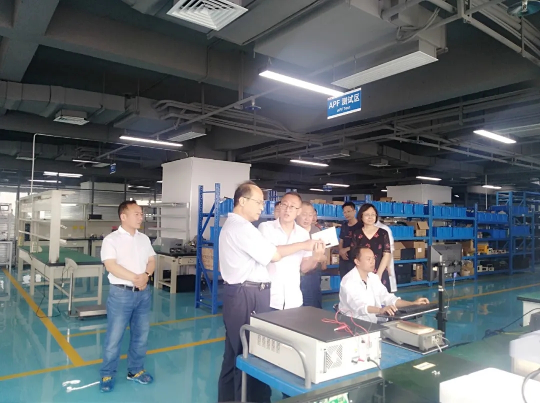 派瑞領(lǐng)導一行蒞臨西馳電氣總部參觀指導(圖5) 派瑞領(lǐng)導一行蒞臨西馳電氣總部參觀指導(圖5)