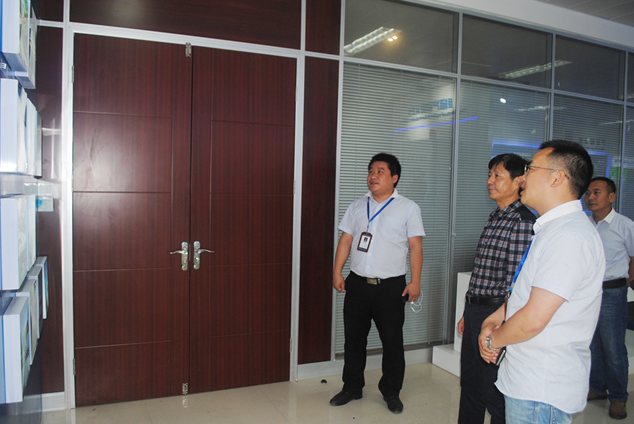 陜西理工大學(xué)馬征杰副校長(zhǎng)一行蒞臨西馳電氣參觀(圖3) 陜西理工大學(xué)馬征杰副校長(zhǎng)一行蒞臨西馳電氣參觀(圖3)