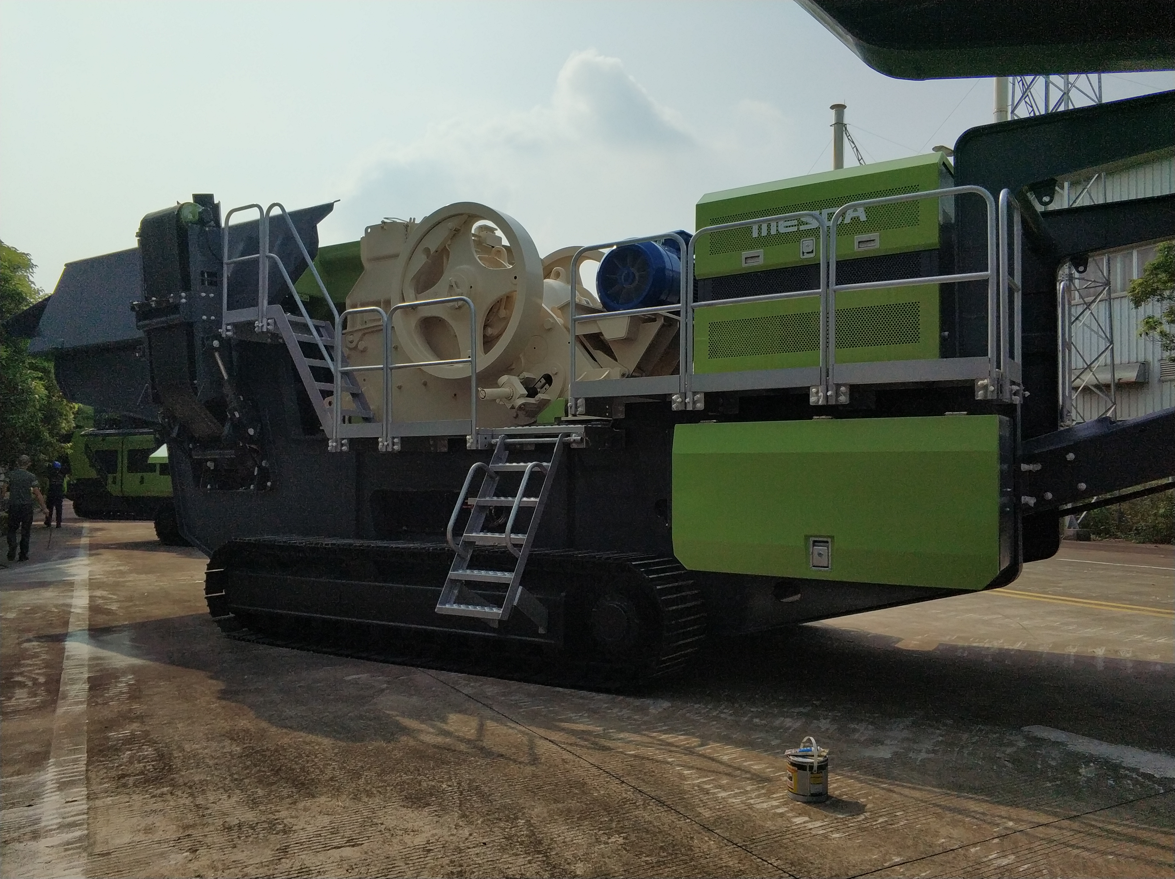 XFC550變頻器在移動(dòng)式破碎機(jī)上的應(yīng)用(圖4) XFC550變頻器在移動(dòng)式破碎機(jī)上的應(yīng)用(圖4)