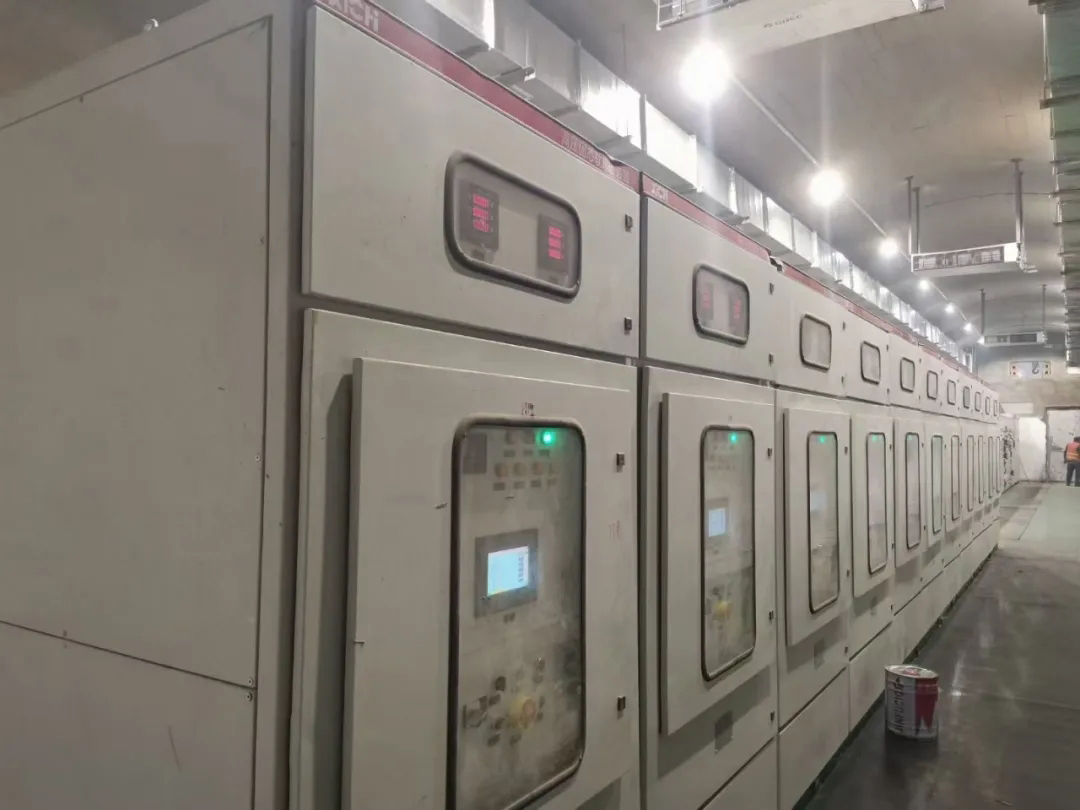 西馳電氣高原型高壓軟起動(dòng)裝置在京藏高速一次試車(chē)成功(圖4) 西馳電氣高原型高壓軟起動(dòng)裝置在京藏高速一次試車(chē)成功(圖4)